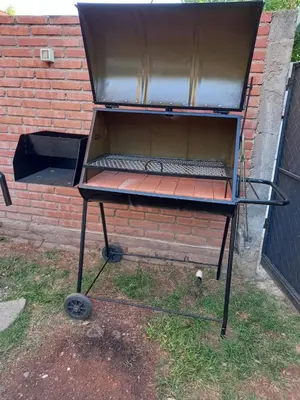 a barbecue grill sitting next to a brick wall at Departamento Estela Marys in Mina Clavero