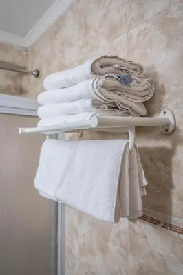 a bunch of towels on a towel rack in a bathroom at Hotel Everest in Cordoba