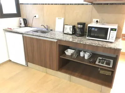 a kitchen with a counter top with a microwave at BOULEVARD departamentos in Mina Clavero