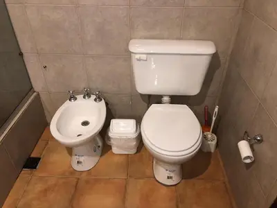 a small bathroom with a toilet and a sink at La casita en la Juni in San Javier
