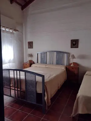 a bedroom with a bed and a window in a room at Las Cuatro Estaciones in Villa Cura Brochero