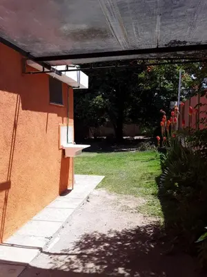 a building with a sink on the side of a yard at Casa de Silvia in Villa Carlos Paz