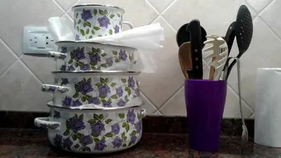 two containers filled with kitchen utensils on a counter at El Pinar - Hospedaje Serrano in Tanti
