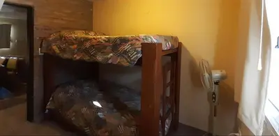 a bunk bed in the corner of a room at LA FOGLIA departamentos in Villa Carlos Paz