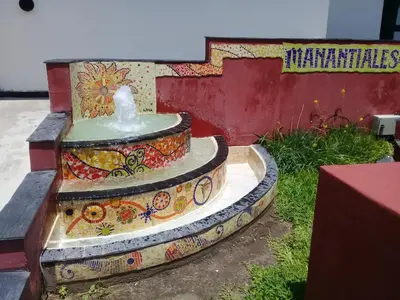 a fountain with mosaics on it next to a wall at Departamento en Carlos Paz para familias in Villa Carlos Paz