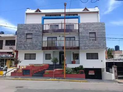a white building with a blue trim at Departamento en Carlos Paz para familias in Villa Carlos Paz