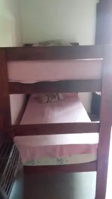 two bunk beds in a small room at La Herradura in Santa Rosa de Calamuchita