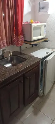 a kitchen with a sink and a microwave at La Herradura in Santa Rosa de Calamuchita