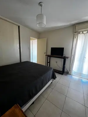 a bedroom with a bed and a desk with a laptop at El Abrojal - Departamento con Estacionamiento , zona Patio Olmos in Cordoba