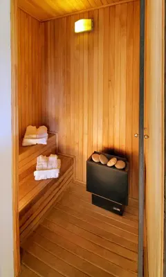 a sauna with wood paneled walls and a saunavisor at La Fleur in Villa General Belgrano