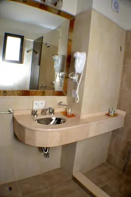 a bathroom with a sink and a mirror at Kube Apartments Express in Cordoba