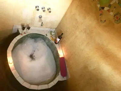 an overhead view of a toilet in a bathroom at Pintoresca Cabaña Céntrica a pasos del río Mina Clavero in Mina Clavero