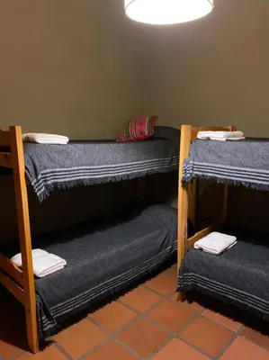 a room with two bunk beds and a lamp at Casa en Córdoba Zona Norte in Cordoba