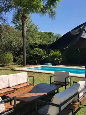 a pool with a picnic table and chairs next to a pool at Casa en Córdoba Zona Norte in Cordoba