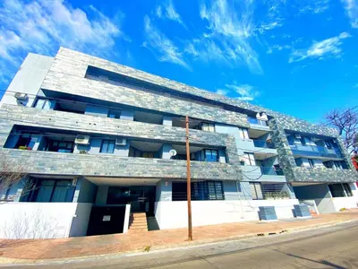 a building on the side of a street at Edificio Tempo in Villa Carlos Paz