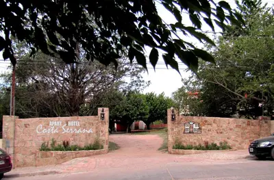 a sign for a gate to a golf course at Costa Serrana Apart Hotel in Mina Clavero