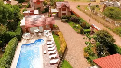 an aerial view of a house with a swimming pool at Cabañas Las Pircas in Villa del Dique