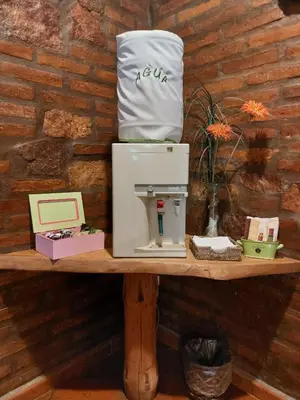a sewing machine on a table with a bag on top at CABAÑAS VIEJO VIVERO in Mina Clavero