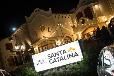 a sign in front of a building at night at Hotel Santa Catalina in Río Cuarto