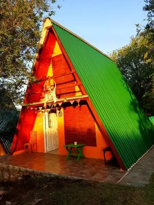 a small house with a green roof and a patio at Cabañas Pancho Segunda Usina in Embalse