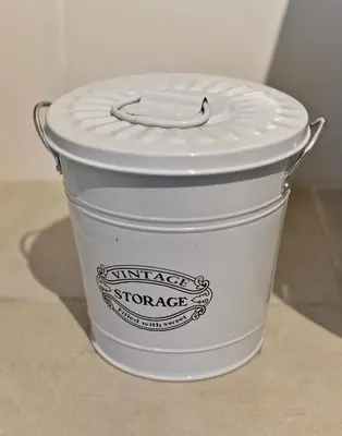 a white bucket with a white lid on a counter at 370 General Simón Bolívar in Cordoba