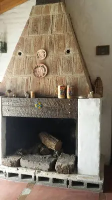 a brick oven with two plates on top of it at Hostal Antigua Casa Criolla in Los Reartes