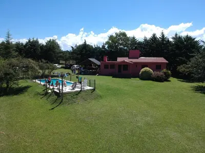 a large yard with a swimming pool and a house at La Rosada in Potrero de Garay