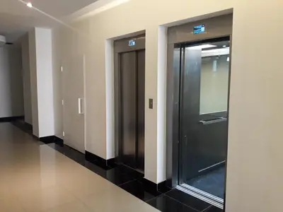 a hallway with two elevators in a building at Dpto Teatro Melos microcentro pileta y cochera in Villa Carlos Paz