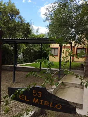 a sign that readsel mula in a garden at Aldea del Río in Santa Rosa de Calamuchita