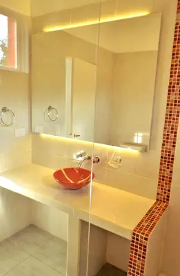 a bathroom with a red sink and a mirror at Cabañas Las Troncas in Merlo
