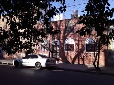 a white car parked in front of a brick building at TEMPORARIO CORDOBA in Cordoba