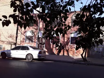 a white car parked in front of a brick building at TEMPORARIO CORDOBA in Cordoba