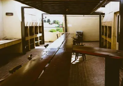 a long bench in a room with birds sitting on it at Departamento Carlos Paz, Centro in Villa Carlos Paz