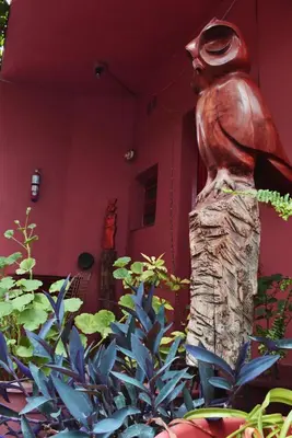 a statue of a man in a hat in a garden at Hostel Ctalamochita in Embalse