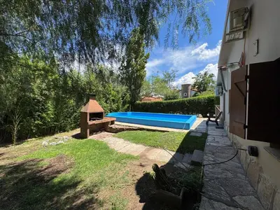 a backyard with a swimming pool and a bench at CASA PARA 6 PERSONAS MERLO SAN LUIS in Merlo