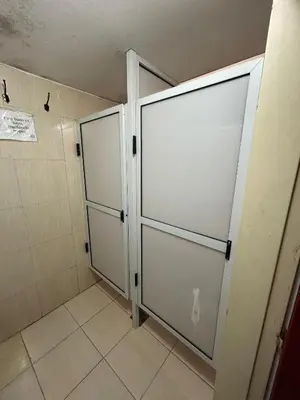 a bathroom with two sliding doors in a shower at Central Paz Hostel in Villa Carlos Paz