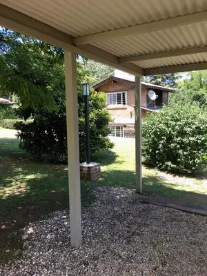 a pergola with a pole in a yard at La Franca Cabaña de Veraneo in Villa General Belgrano