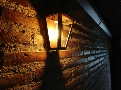 a light on the side of a brick wall at Altos de Chacabuco Planta Baja Apartamento exclusivo premium con cochera gratis in Cordoba