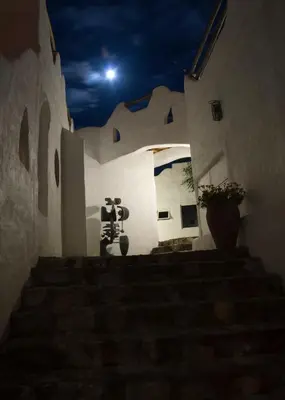 a stairway leading to a building at night at Soles Blancos Serranita in Alta Gracia