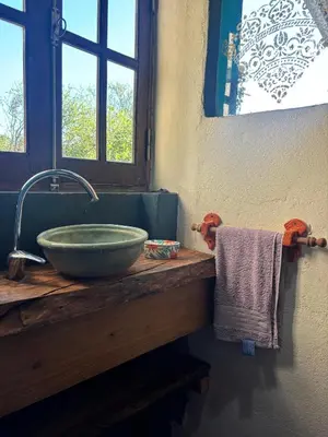 a bathroom with a bowl sink and a window at Indra-La Casa de Nanda in San Javier