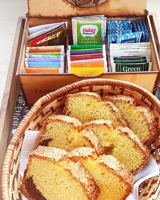 a basket of bread in a box with books at Benvinguts Casa y Apartamentos de 1 a 12 personas Pleno Centro Santa Rosa de Calamuchita in Santa Rosa de Calamuchita