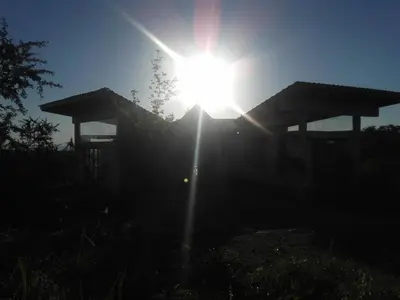 a sun shining on a house with a roof at Refugio: El Llamado in Villa de Las Rosas
