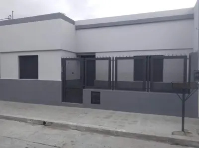 a building with a basketball hoop on the side of it at Casa confortable in Cordoba
