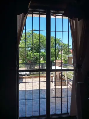 an open window with a view of a courtyard at Mardi - Departamentos de alquiler temporario in Bialet Massé