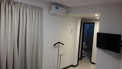 a living room with a television and a curtain at Departamento Torre Sofitel in Río Cuarto