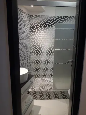 a bathroom with a shower with a sink and a mirror at Departamento Torre Sofitel in Río Cuarto