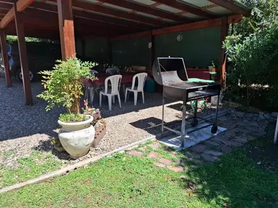 a garden with a piano and a table and chairs at Le Bel-Edén in Villa General Belgrano
