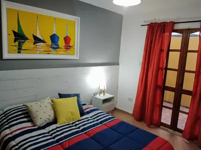 a bedroom with a bed and a painting on the wall at De pasadita in Cordoba