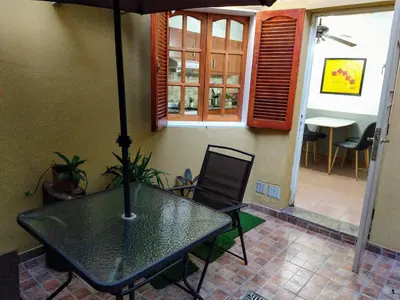 a table and chairs with an umbrella in a room at De pasadita in Cordoba