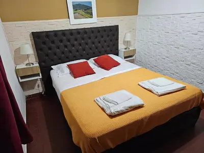 a bedroom with a large bed with towels on it at Mi casa, equipada para el viajero y su familia in Cordoba